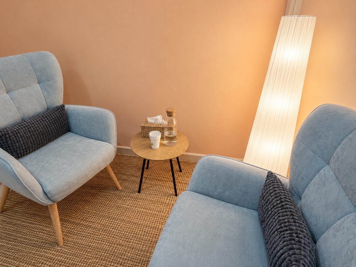 Sala de terapia de Nura Psicología en Badalona, con dos butacas y luz cálida